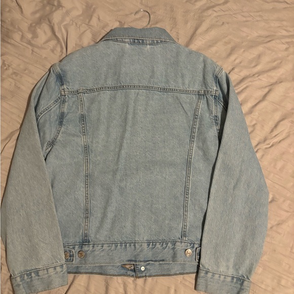 Women’s Levi’s ex-boyfriend, trucker jacket, size medium, light wash. NWT. - Picture 5 of 5